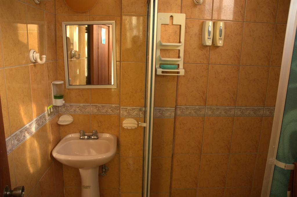 Hostal La Isla Del Descanso Puerto Villamil Kültér fotó