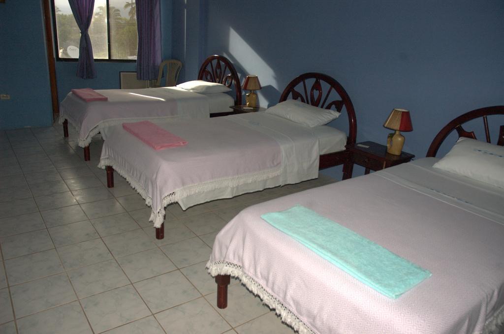 Hostal La Isla Del Descanso Puerto Villamil Kültér fotó