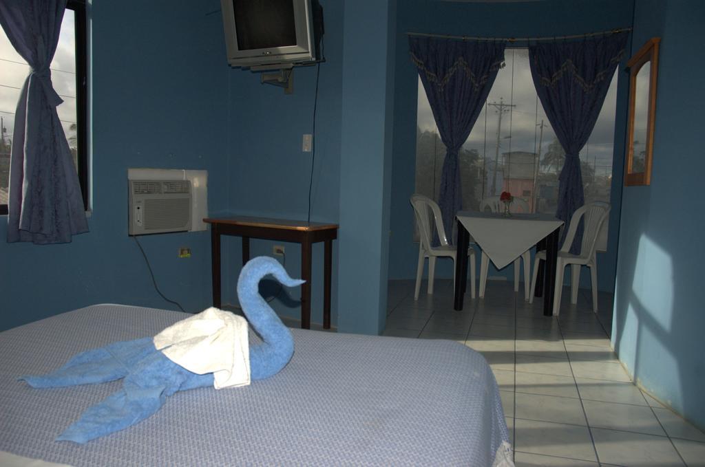 Hostal La Isla Del Descanso Puerto Villamil Kültér fotó