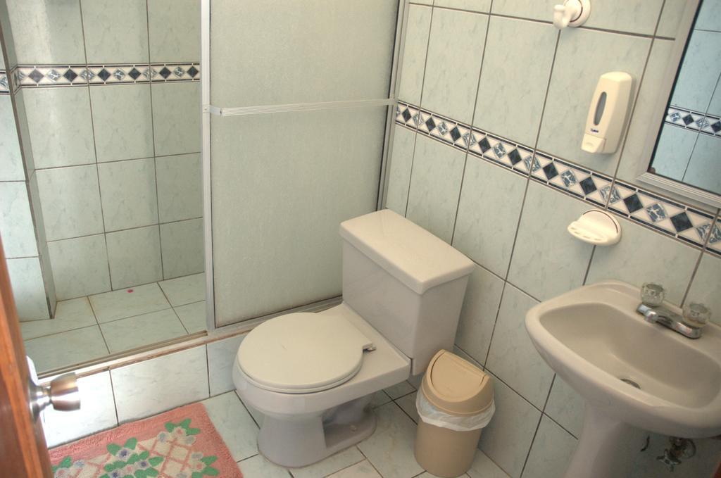 Hostal La Isla Del Descanso Puerto Villamil Kültér fotó