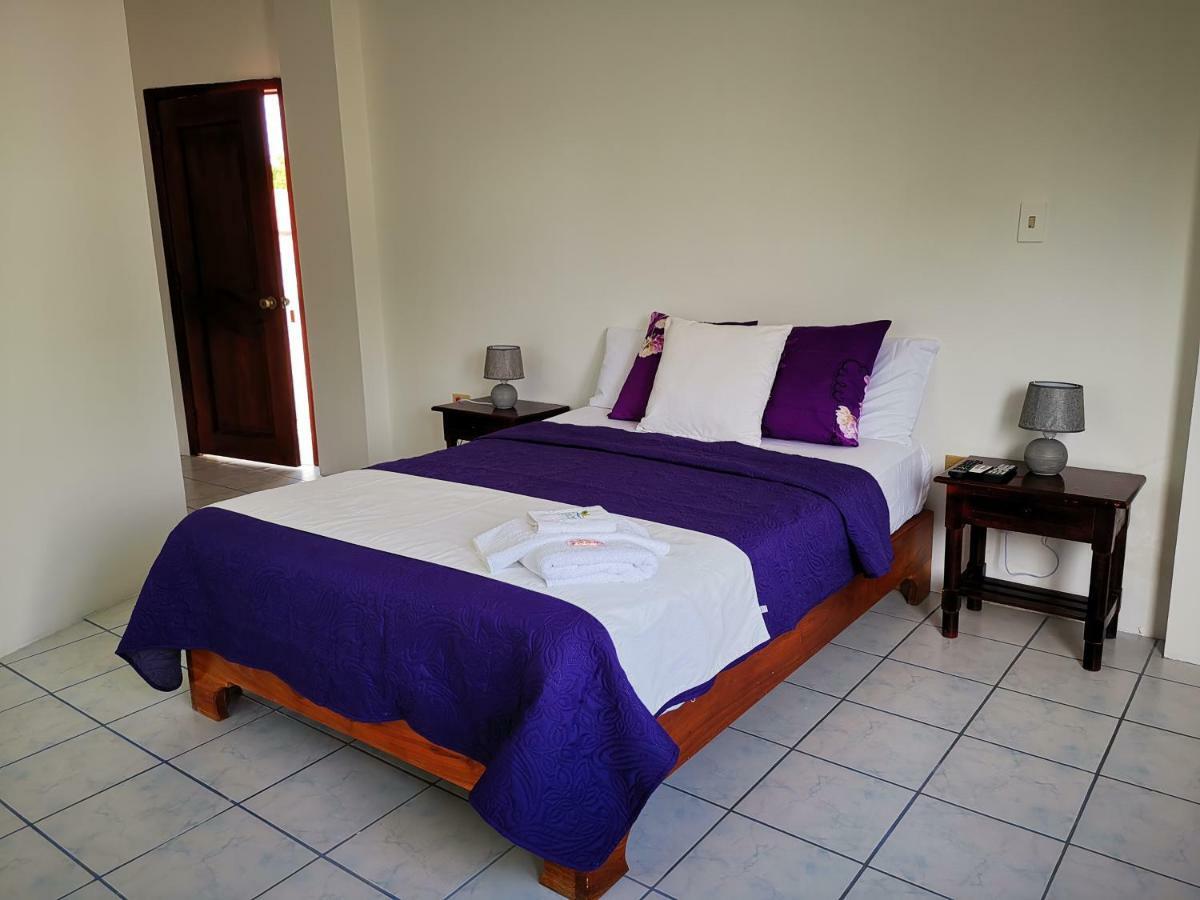 Hostal La Isla Del Descanso Puerto Villamil Kültér fotó