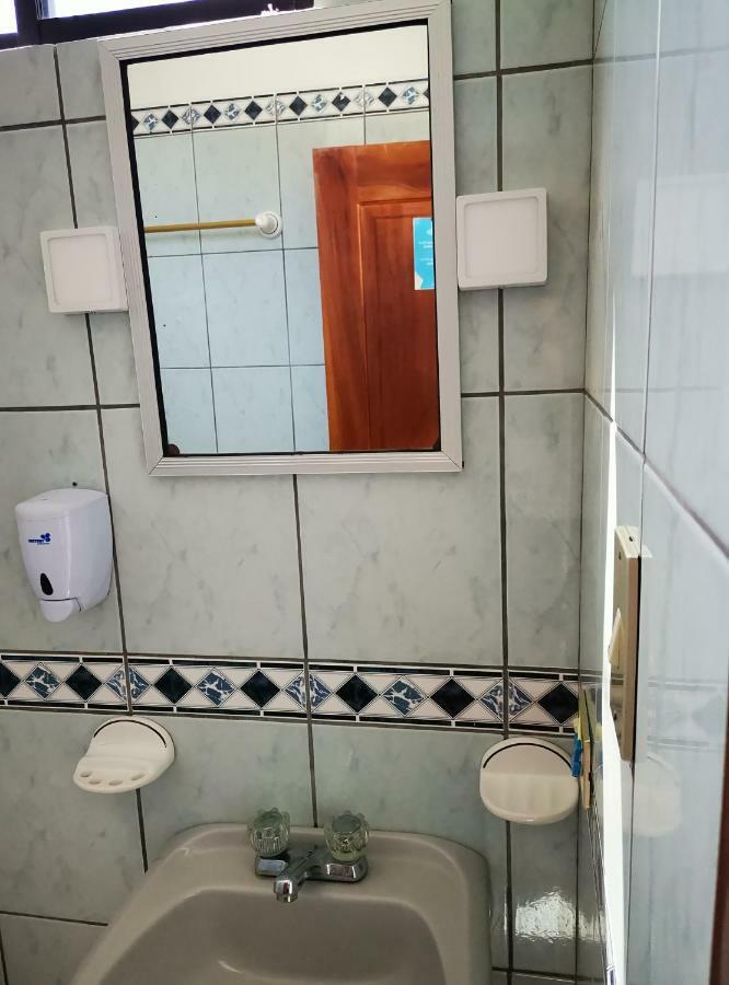 Hostal La Isla Del Descanso Puerto Villamil Kültér fotó
